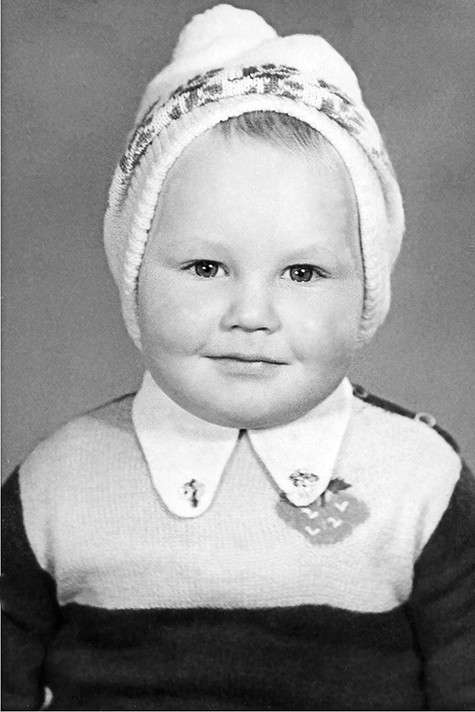 В детстве будущий телеведущий и шоумен был весьма серьезным мальчиком. Фото: личный архив Виктора Васильева.