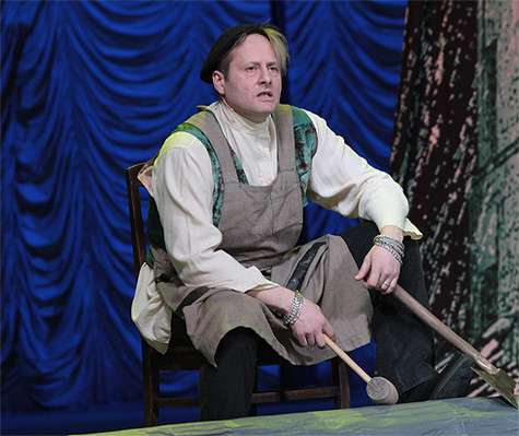 Верится с трудом, что Радзюкевич попал на сцену прямо с завода, от станка. А между тем это факт. Фото: Лилия Шарловская. Верится с трудом, что Радзюкевич попал на сцену прямо с завода, от станка. А между тем это факт. Фото: Лилия Шарловская.