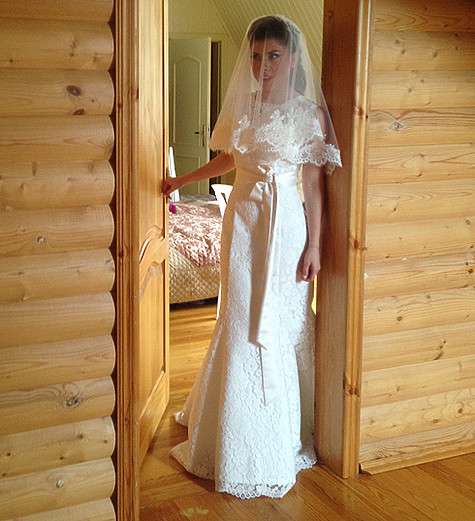 Анна Хохлова выбрала классическое белое свадебное платье. Фото: материалы пресс-служб.