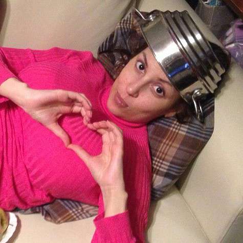 Для борьбы с болезнью Найник использует любые средства. «Смешно вам? А мне врач сказал, что нужно прикладывать железо к голове... На полном серьезе). Да я бы весь день в кастрюле торчала, если б помогало хоть каплю.... Чего только не сделаешь... Лишь бы п