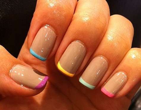 Летом классический «френч» можно заменить на цветной. Фото: материалы пресс-служб.