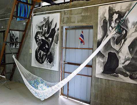 Уставшие путники могут здесь же отдохнуть час-другой.