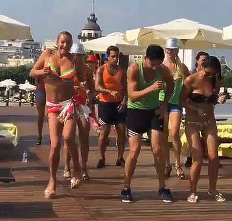 На отдыхе в Турции Анастасия Волочкова решила станцевать с аниматорами. Фото: Instagram.com/volochkova_art.