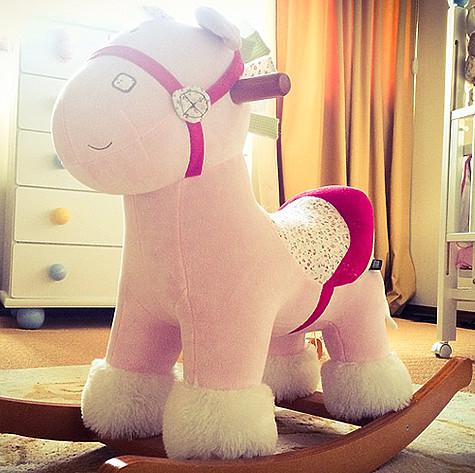 На девять месяцев Гарик Харламов и Кристина Асмус подарили своей дочери лошадь-качалку. Фото: Instagram.com/asmuskristina.