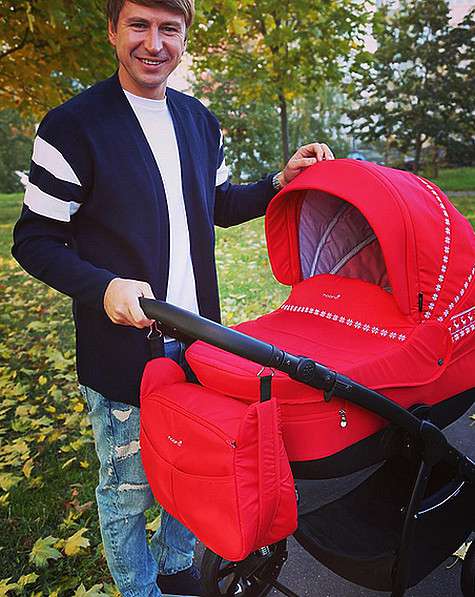 Алексей Ягудин показал коляску своей младшей дочери. Фото: Instagram.com/alexei.yagudin.