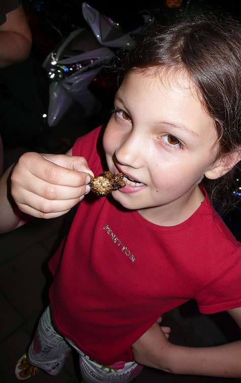 Наша старшая дочь отведала всей тайской экзотики еще во время наших первых приездов в Таиланд.