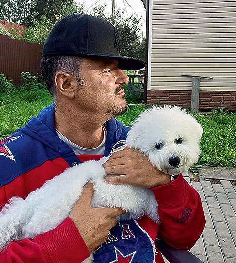 Собачка Буся – «эманация любви, добра и счастья». Помимо нее в доме также живет овчарка Старки. Фото: личный архив Максима Леонидова.