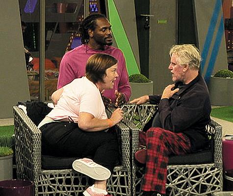 Актриса Уайт Ди тщетно пыталась заставить Бьюзи переодеть пижамные брюки: актер остался непреклонен. Фото: www.channel5.com.