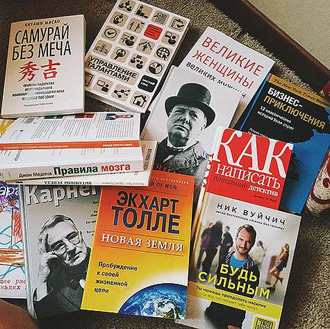 Анна Седокова уверена, что книги по психологии помогут ей в воспитании дочери Алины. Фото: Instagram.com/annasedokova.