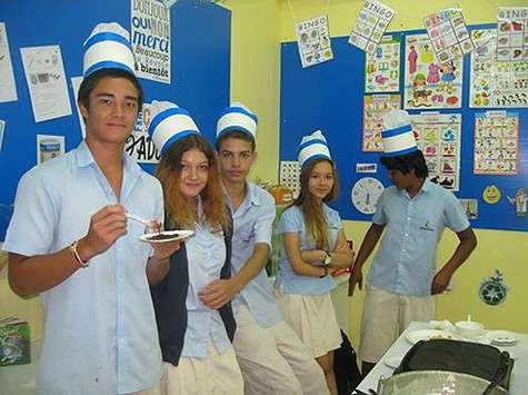 Внеклассное приготовление и поедание блинов во время местной Масленницы.