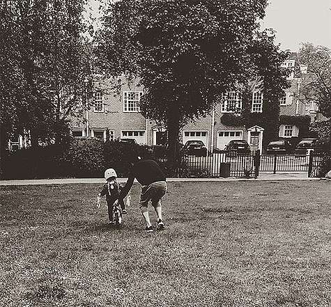 Дэвид Бекхэм гордится тем, что его младшая дочь уже катается на двухколесном велосипеде. Фото: Instagram.com/davidbeckham. Дэвид Бекхэм гордится тем, что его младшая дочь уже катается на двухколесном велосипеде. Фото: Instagram.com/davidbeckham.