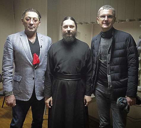 Участник музыкального телешоу Иеромонах Фотий со своим наставником Григорием Лепсом и Юрием Аксютой. Фото: Instagram.com.