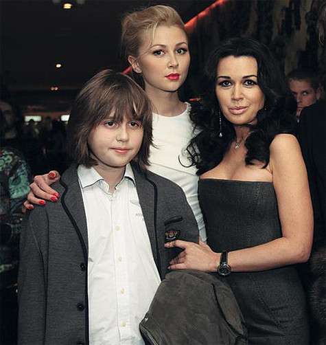 Ради учебы в Великобритании Аня Заворотнюк с тринадцати лет разлучена с мамой Анастасией. Фото: Геннадий Авраменко.