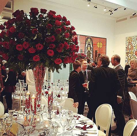 Среди гостей на свадьбе Элтона и Дэвида были замечены супруги Дэвид и Виктория Бекхэм с детьми, Оззи и Шэрон Осборн, Хью Грант, Элизабет Херли. Фото: Instagram.com/eltonjohn.