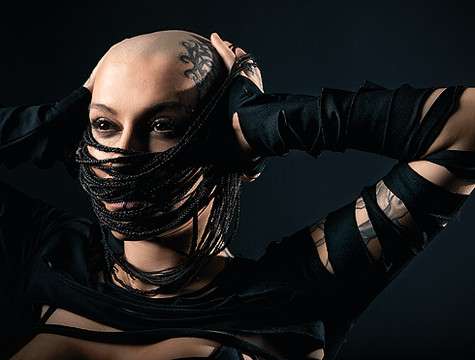 Наргиз о татуировках и бритой голове мечтала с детства. Но в Узбекистане это было невозможно. Фото: личный архив Наргиз Закировой.