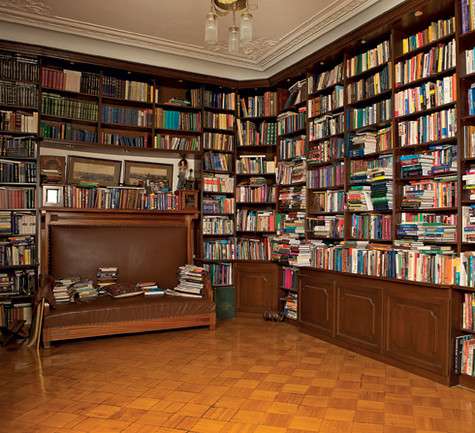 Библиотека – любимое место мужа Елены. Порой он засиживается до трех часов ночи за интересной книгой. Фото: Сергей Козловский.