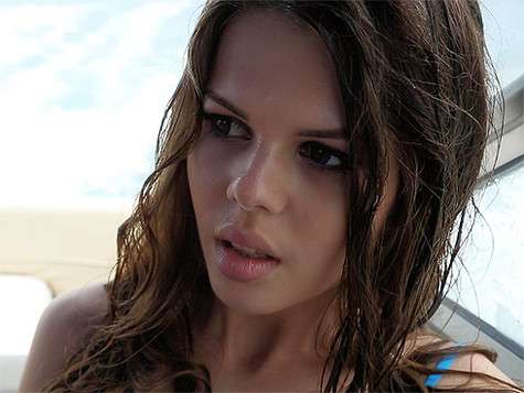 Романтичную героиню в видео сыграла модель Валентина Бардина, имеющая титул «Miss Diving of the World 2013». Фото: материалы пресс-служб.