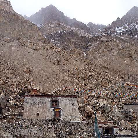 Монастырь Ронгбук, в котором съемочную группу застало землетрясение. Фото: Instagram.com/Pelshtv.
