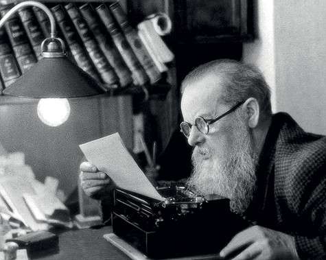 Слава пришла к Бажову только в шестьдесят лет. Наша героиня называет отца человеком позднего цветения. Фото: личный архив Ариадны Бажовой-Гайдар.