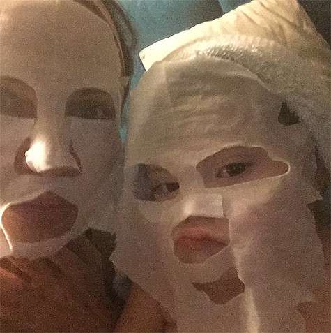 Эвелина Бледанс делает маску для лица вместе с сыном. Фото: Instagram.com/bledans.