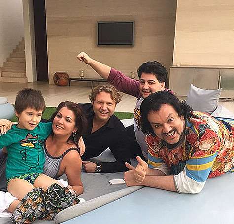 После магазинов друзья отправились в гости к композитору Александру Когану. Фото: Twitter.com/@AnnaNetrebko.