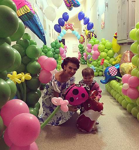 На киностудии «Мосфильм» специально подготовились к приходу именинника и все украсили шарами. Фото: Instagram.com/bledans.