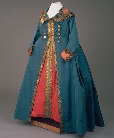 Экспонат выставки - парадный костюм Екатерины II.