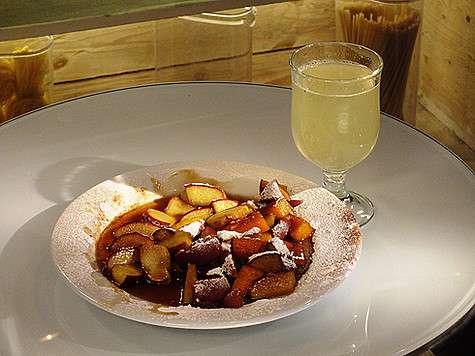 Яблоки в карамели и компот из айвы. Фото: материалы пресс-служб.