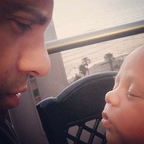 Антон Макарский и его сын, запечатленные на одном снимке, вызвали бурю обсуждений среди фанатов. Фото: Instagram.com/makarskie.