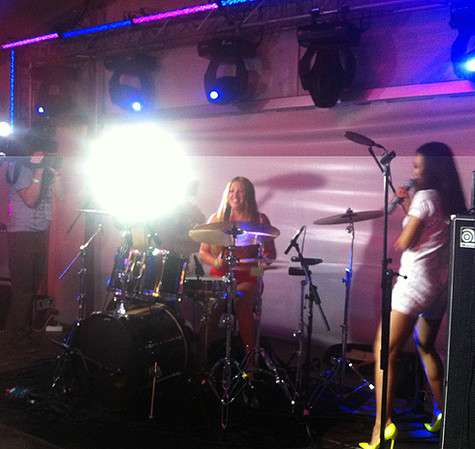 Ирина Дубцова села за барабаны. Фото: материалы пресс-служб.