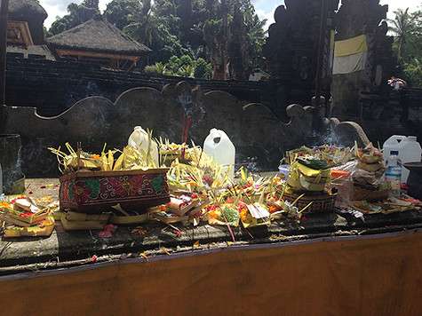 Перед тем, как зайти в воду, нужно сделать подношение духам и богам.
