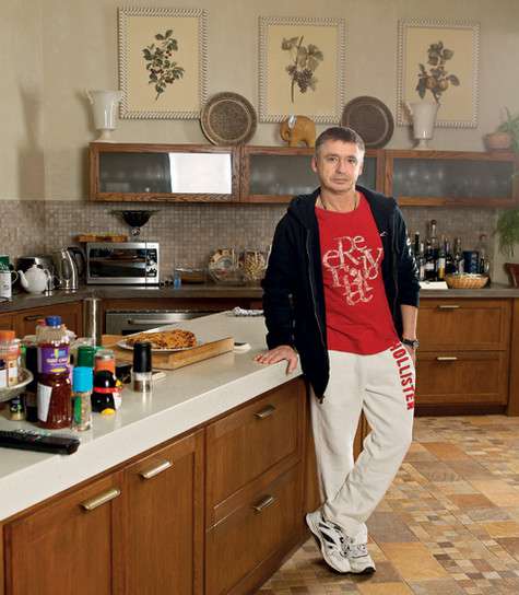 Кухня – место, где хозяин проводит много времени. Он обожает готовить. Фото: Сергей Козловский.