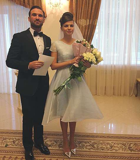 Агния Кузнецова и Максим Петров в ЗАГСе. Фото: Facebook.com/agniyakuznecova.