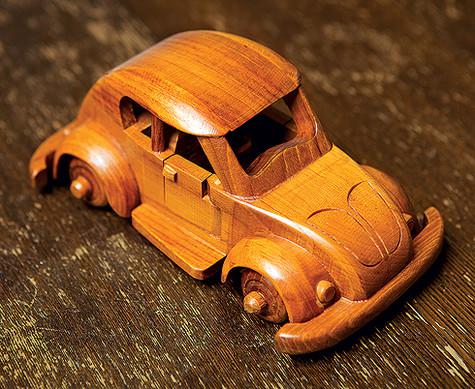 Деревянный автомобиль артисту привезли в подарок из Африки. Фото: Сергей Козловский, Тимур Заиров.