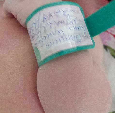 Сразу же после родов Лена Катина опубликовала фотографию ручки новорожденного сына с метрикой. Фото: Instagram.com/lena_katina.