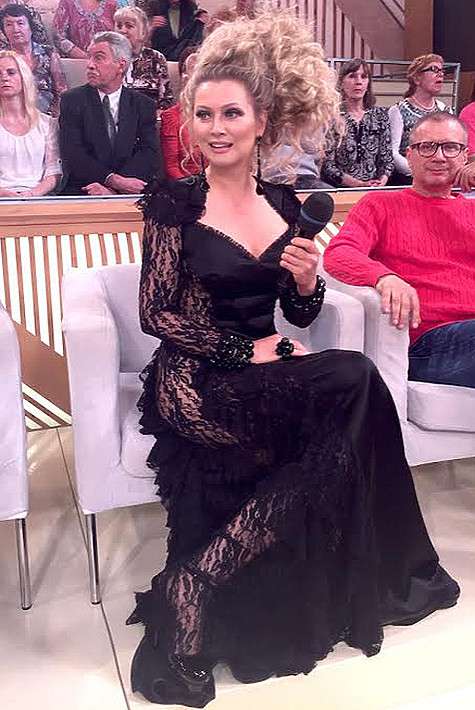 Наряд Лены Лениной почти наполовину был сделан из полупрозрачного кружева. Фото: материалы пресс-служб.