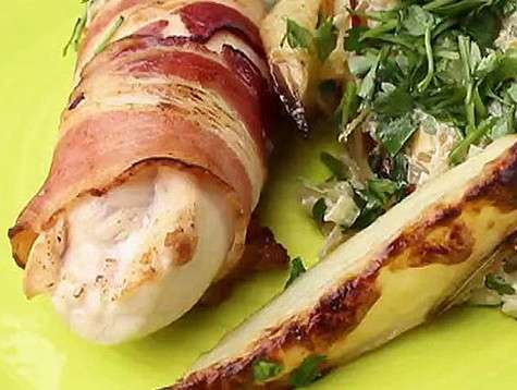 Куриные рулетики с луковым соусом. Фото: материалы пресс-служб. Куриные рулетики с луковым соусом. Фото: материалы пресс-служб.