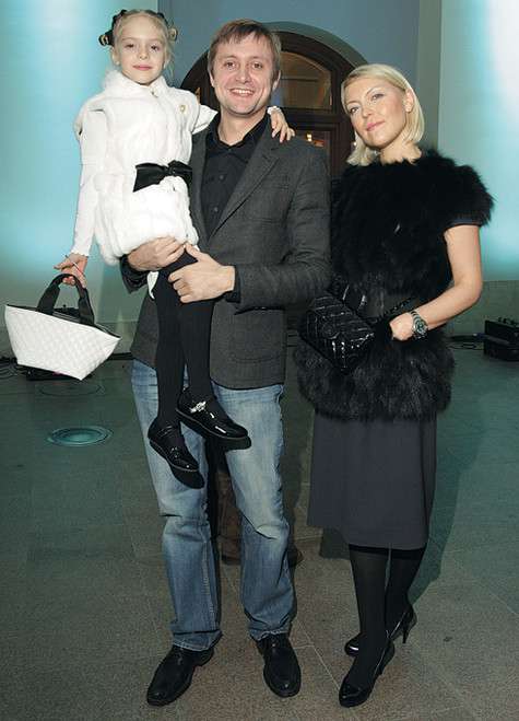 Артем и Дарья уже давно вместе. Их дочке Наташе десять лет, и, пока папа снимается в кино и занимается ресторанным бизнесом, она постигает азы балета. Фото: Геннадий Авраменко. Артем и Дарья уже давно вместе. Их дочке Наташе десять лет, и, пока папа снимается в кино и занимается ресторанным бизнесом, она постигает азы балета. Фото: Геннадий Авраменко.