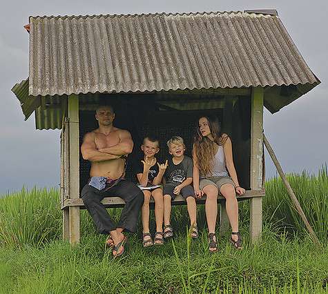 Анастасия не мечтала о раннем замужестве, но судьба внесла свои коррективы. Зато теперь с мужем Владимиром и сыновьями Гордеем и Орфеем они составляют счастливую творческую семью. Фото: личный архив Анастасии Веденской. Анастасия не мечтала о раннем замужестве, но судьба внесла свои коррективы. Зато теперь с мужем Владимиром и сыновьями Гордеем и Орфеем они составляют счастливую творческую семью. Фото: личный архив Анастасии Веденской.