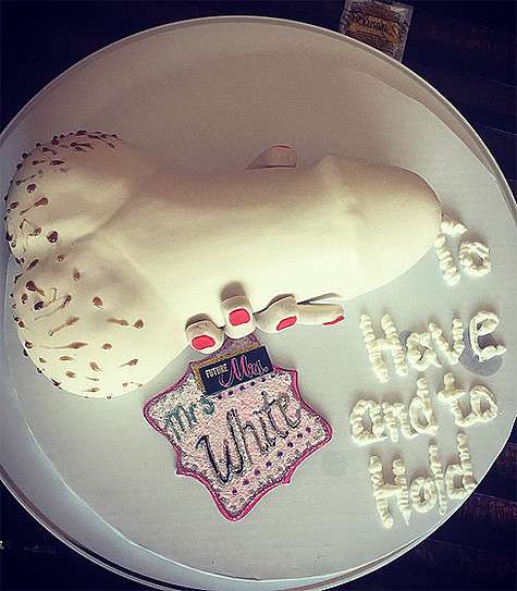 Леди Гага опубликовала и снимок тематического торта, который был заказан для вечеринки. Фото: Instagram.com/ladygaga.