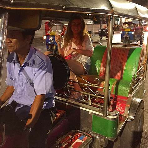 В Бангкоке Жанна Бадоева прокатилась на тук-туке... Фото: Instagram.com/janna_badoeva.