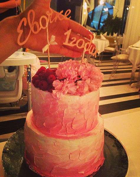 Для маленькой именинницы Исинбаева заказала торт в розовых цветах. Фото: Instagram.com/isinbaevayelena.