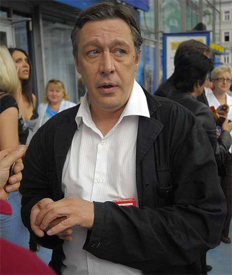 В фильме Супертеща для неудачника Михаил Ефремов переодевается в собственную тещу. Фото: Михаил Ковалев.