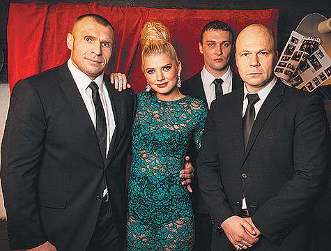 По сюжету клипа «Мужчины любят (бла-бла-бла)» героиня Насти Задорожной ищет свою любовь, общаясь с большим количеством совершенно разных мужчин. Фото: материалы пресс-служб.