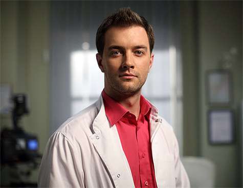 Роль гинеколога героини Екатерины Волковой сыграл настоящий муж актрисы Андрей Карпов. Фото: материалы пресс-служб.