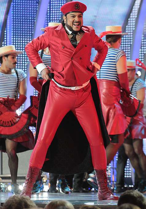 Во время выступления на «Новой волне» Филиппу Киркорову пришлось подтягивать брюки. Фото: Лилия Шарловская.