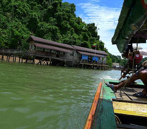 Хозяин нашей лодки не стал причаливать к таможенному пункту, лишь издалека помахал нашими красными паспортинами.