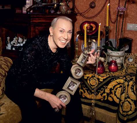 «Иконостас» в будуаре – одно из любимых мест в квартире. Здесь висят фотографии самых дорогих мне людей. Тут и моя ученица Елена Ваенга, и Алла Борисовна Пугачева, и София Ротару, и мой директор Сашка, и еще много-много близких». Фото: Мигель. Макияж и пр