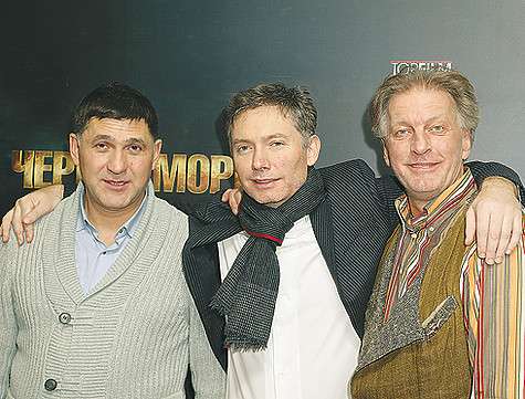 Российские актеры Сергей Пускепалис и Сергей Колесников были рады снова увидеть режиссера фильма «Черное море» Кевина МакДоналда. Россияне сказали британцу, что ему еще очень повезло, поскольку он приехал в Москву, когда закончились морозы.