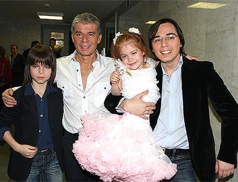 Семья для Газмановых всегда стояла на первом месте. На снимке: Олег Газманов, старший сын Родион, младший сын Филипп и дочь Марианна.